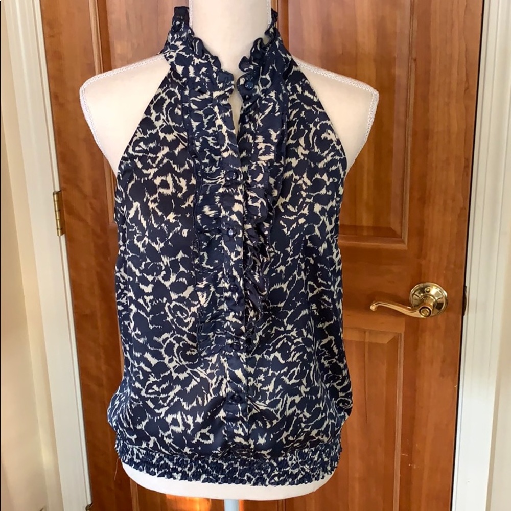 Beautiful sleeveless 21 brand blouse. 🤗 Size Med